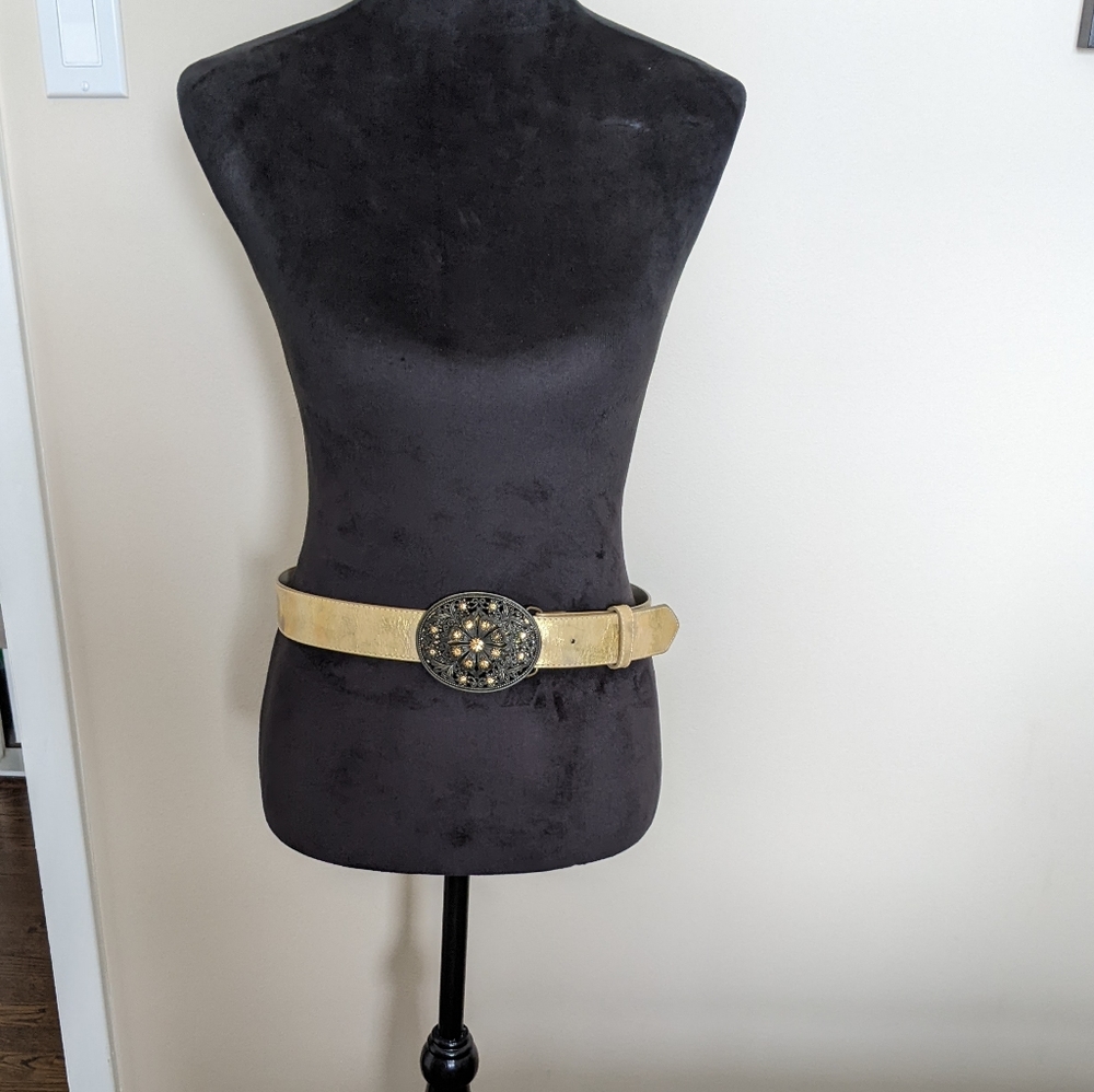 White house Black market flower buckle belt